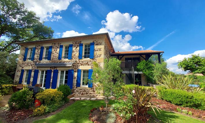 gîte et chambres d'hôtes - Maison en pierre rénovée avec 3 chambres d'hôtes, 2 gîtes et une piscine