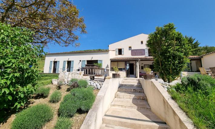 gîte et chambres d'hôtes - Maison d'hôtes , avec un gite et une roulotte au cœur du Verdon.