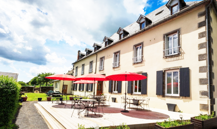 gîte et chambres d'hôtes - Authentique gîte de groupe, 15 chambres en plein cœur de l’Auvergne