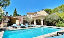 Mas provencal 20 couchages + Studio , entierement refait, CA : 90 K€ / an