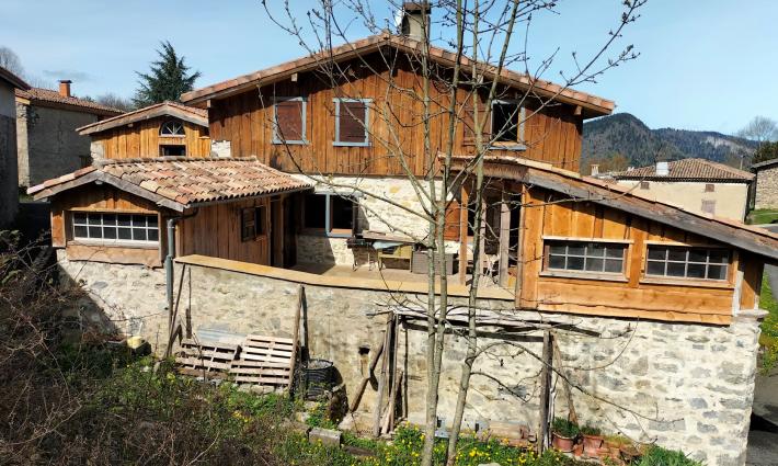 gîte et chambres d'hôtes - SANS TRAVAUX AUTHENTIQUE PIERRES ET BOIS DANS UN HAMEAU CALME VUE DÉGAGÉE