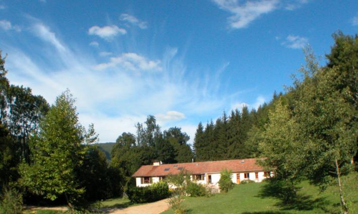 gîte - En Ariège entre rivière et forêt un logement,3 gîtes et une grande salle.