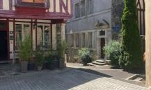 Maison d'hôtes du XVIème au centre du bourg