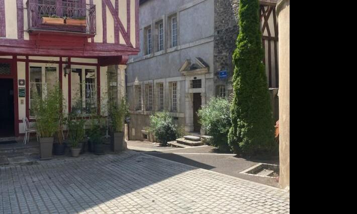 chambres d'hôtes - Maison d'hôtes du XVIème au centre du bourg