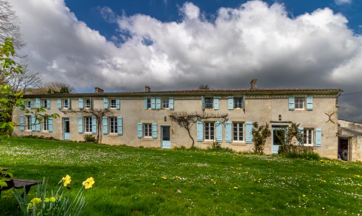 gîte et chambres d'hôtes - PROPRIÉTÉ SAINTONGEAISE, 3 LOGEMENTS, PISCINE, DÉPENDANCES, 2 HECTARES