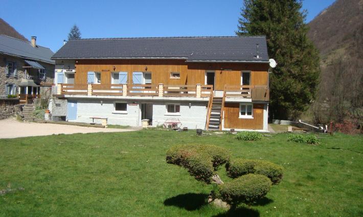gîte et chambres d'hôtes - En Ariège. Bâtisse avec 3 gîtes , 2 chambres d'hôtes & maison d'habitation.
