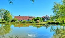 5 maisons avec chambres d’hôtes et étang,  sur 1,5 ha à 10 min de Chambord