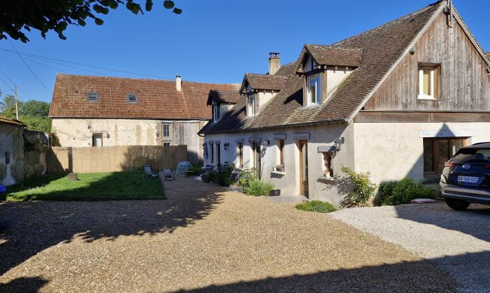 gîte et chambres d'hôtes - Longère et dépendance refaites à neuf et grange à aménager