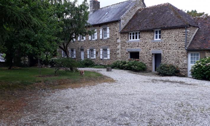 gîte et chambres d'hôtes - Prieuré avec piscine  pour gîte et chambres d'hôtes
