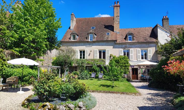 gîte - Maison Bourgeoise avec jardin, 3 gîtes et 2 garages : 425 000 €