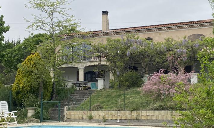 gîte et chambres d'hôtes - Au coeur des Baronnies Provençales, a vendre 1 gîte et 4 chambres d'hôtes.