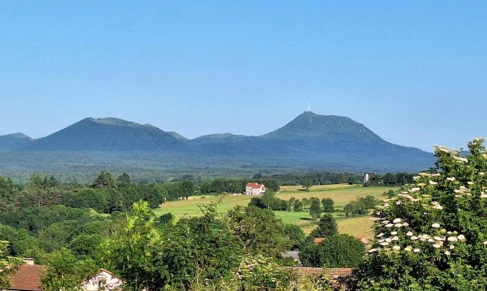 gîte - Propriété de deux maisons au cœur des volcans d'Auvergne