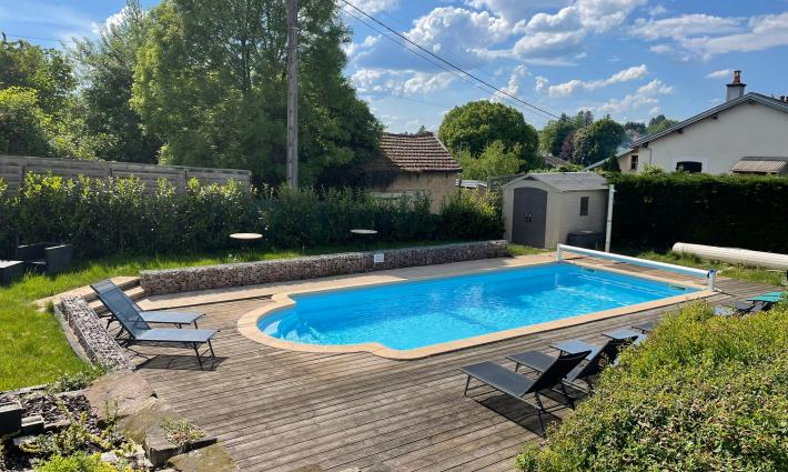 gîte - Vaste ferme avec 5 grands appartements et une piscine extérieure chauffée