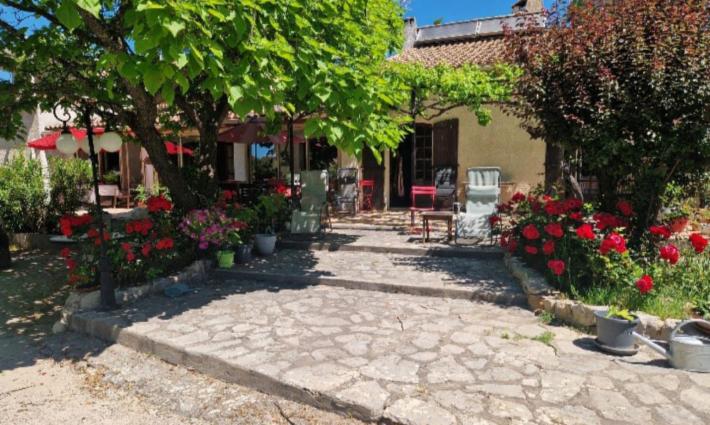 gîte - Ensemble de maison + 5 gîtes à vendre à Greoux les Bains)04)