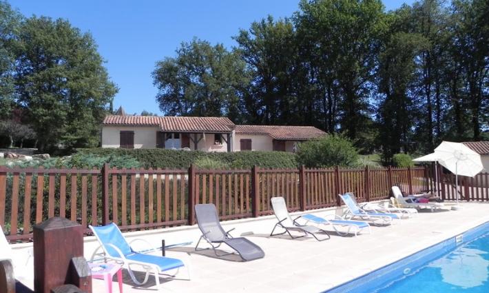 gîte - 3 gîtes 3 étoiles + grande piscine sur 1,5 ha, bon potentiel locatif