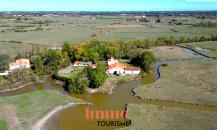 Propriété touristique au cœur des marais – 1,4 ha de nature