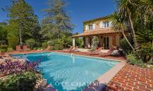Bastide provençale avec piscine et dépendances.