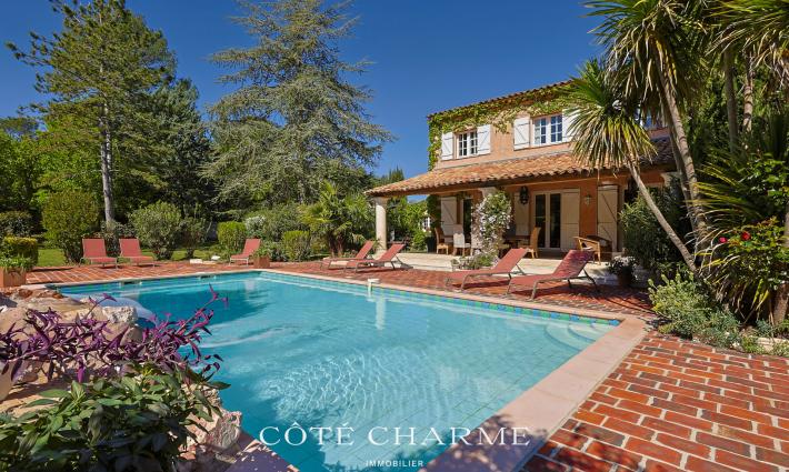 gîte - Bastide provençale avec piscine et dépendances.